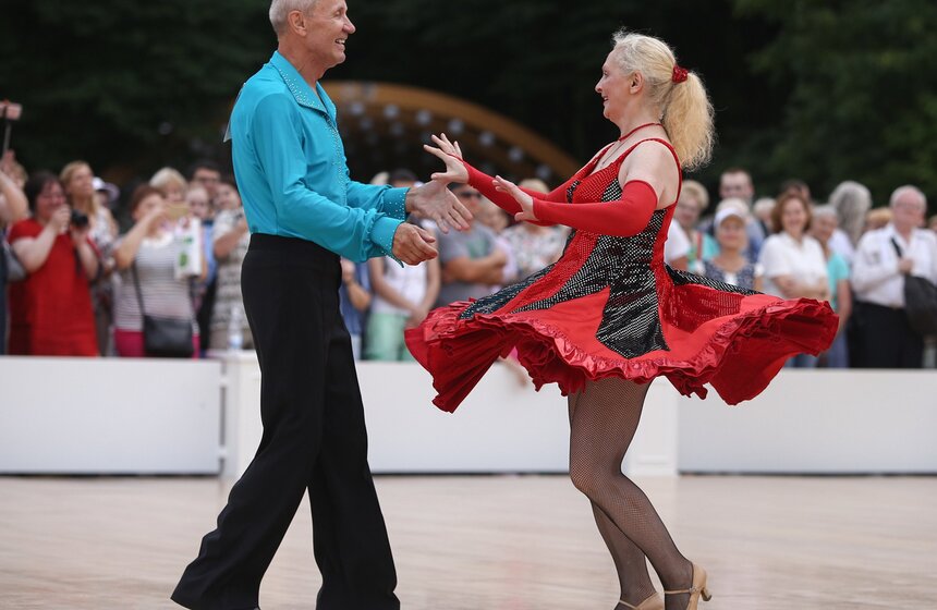 27 июля жители столицы из 11 округов приняли участие в танцевальном марафоне проекта "Московское долголетие". На открытой сцене в парке "Сокольники" прошли соревнования среди начинающих, продвинутых и опытных танцоров старшего поколения. Дуэты исполнили танго, вальс, джайв и ча-ча-ча. Кавалеры в строгих костюмах умело вели дам в пышных платьях к победе. Лучшие исполнители по итогам совещаний профессионального жюри заняли призовые места в каждой из подгрупп.