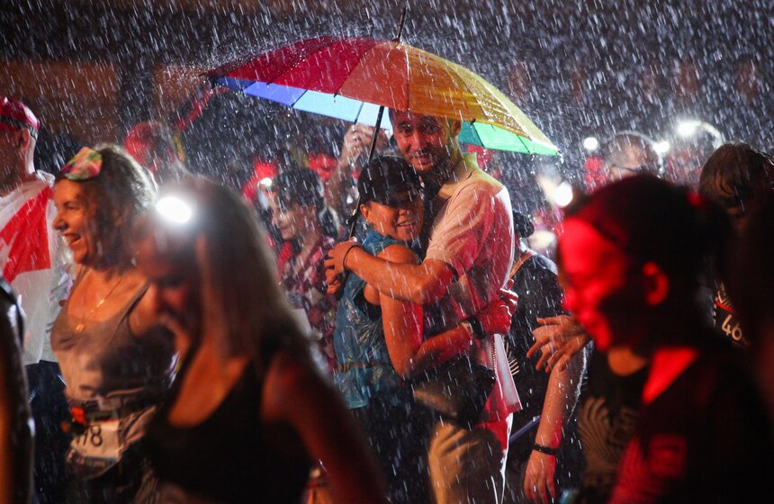 Единственное правило ночного забега — чем больше света, тем лучше. Всем раздали фонарики, а кто-то на старт вышел еще и с неоновыми браслетами, очками с подсветкой и даже с новогодними гирляндами. Участники забега преодолевали маршрут, порой, под проливным дождем и под вспышками молний.