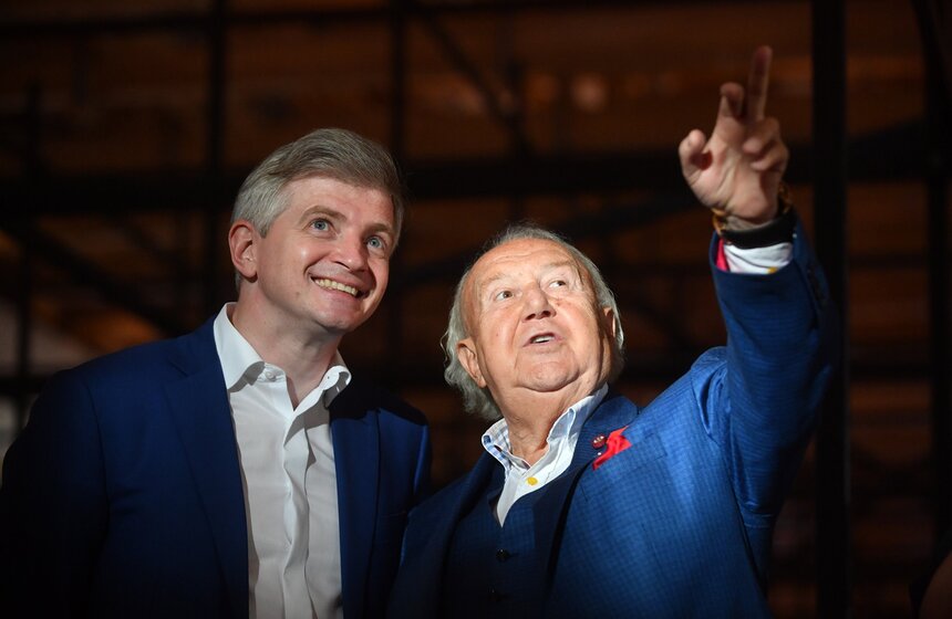 1 августа стартовал масштабный смотр современного искусства Москвы "Здесь и сейчас!". Цель проекта – выявить новые художественные тенденции и направления, которые сблизили актуальное искусство с жизнью города. Проект собрал в своих стенах более 50 проектов и расширил само понятие "жанра": театр, кино, инсталляции, sound-art, видеоарт, перформансы, образование, издательская деятельность и множество других форматов объединятся в одном пространстве и времени.