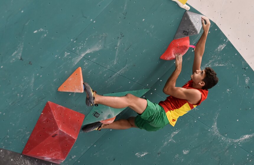 В скалолазании есть три основные дисциплины: "боулдеринг" (серия коротких сложных трасс), "скорость" (преодоление трассы на скорость) и "трудность".