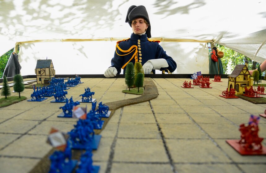 Увидеть можно было и то, как планировали сражения в старину.