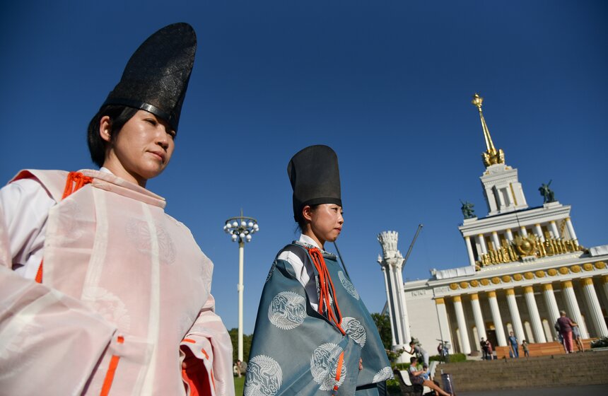 Зрителям показали традиционное оружие – луки и мечи, а также конное убранство. Ябусамэ – это вид верховой стрельбы из лука, при котором лучник верхом на лошади выпускает три стрелы с тупыми наконечниками в три деревянные мишени.
