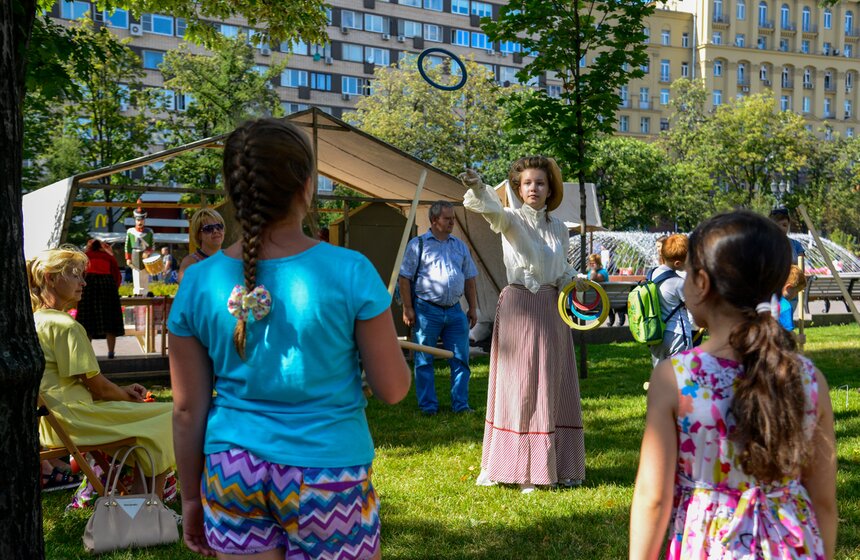 Помимо наблюдения за постановками, москвичи могли поучаствовать в различных традиционных забавах.