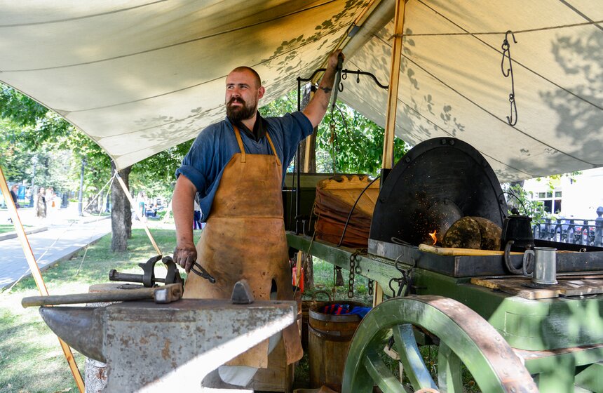 Отдельное внимание реконструкторы уделили традиционным ремеслам, среди которых, разумеется выделили и кузнечное дело.