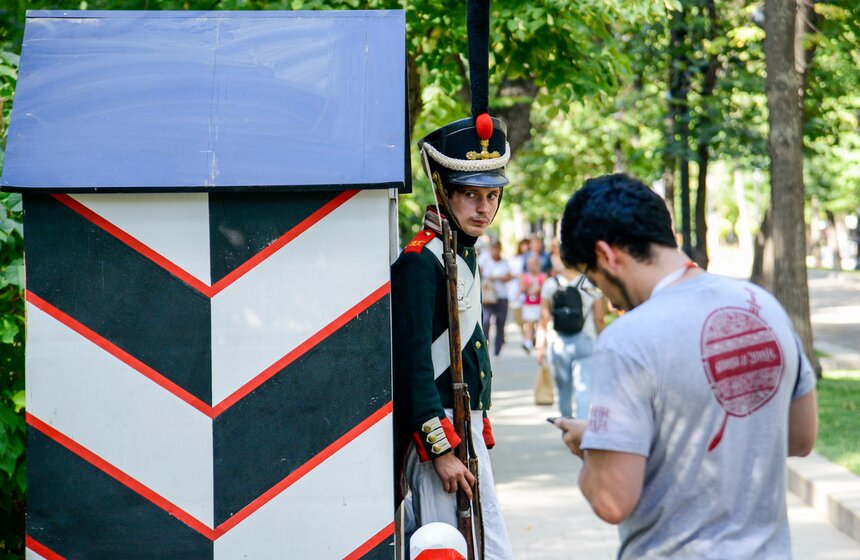Традиционно большое внимание уделили военной тематике. В 2018 году на бульварах реконструировали боевые действия между Россией и Турцией