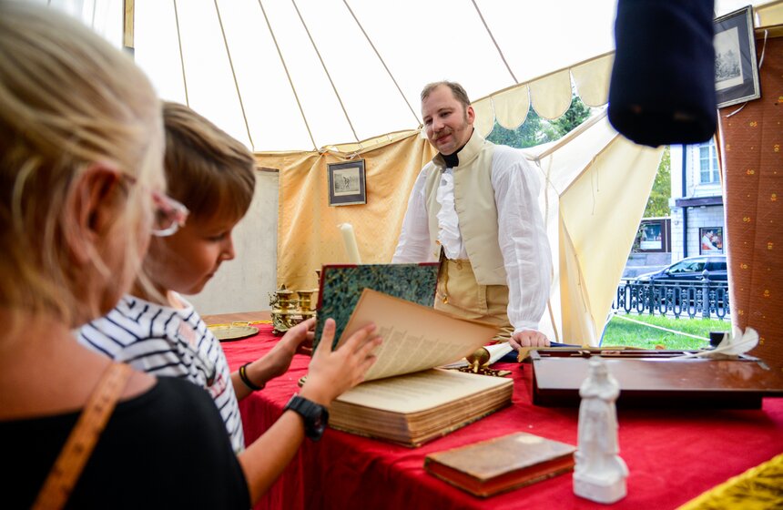 Восстанавливая старинный быт, в этом году организаторы уделили внимание и книжному делу.