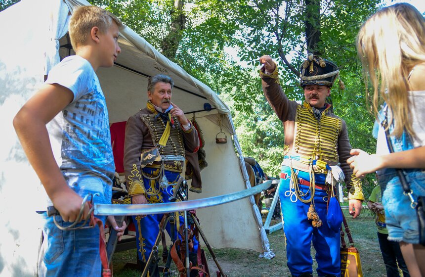 Для тех, кто был готов проявить себя в деле, работала и школа фехтования.