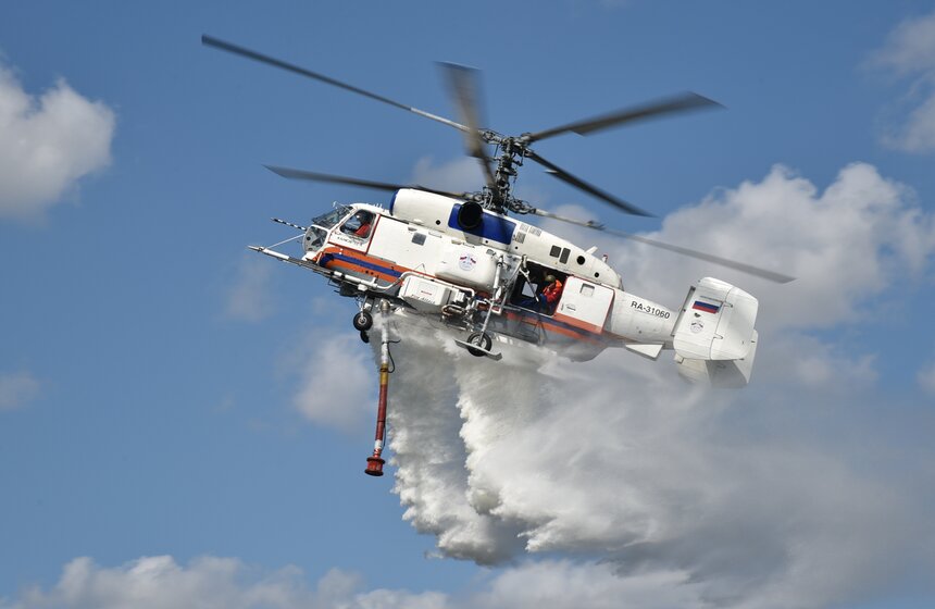 Если нужно разом накрыть большую площадь возгорания, "Камов" может пройти на бреющем полете и открыть нижние створки цистерны. Миг – и три тонны воды обрушиваются вниз! Если наблюдать со стороны – это самый красивый способ тушения огня.