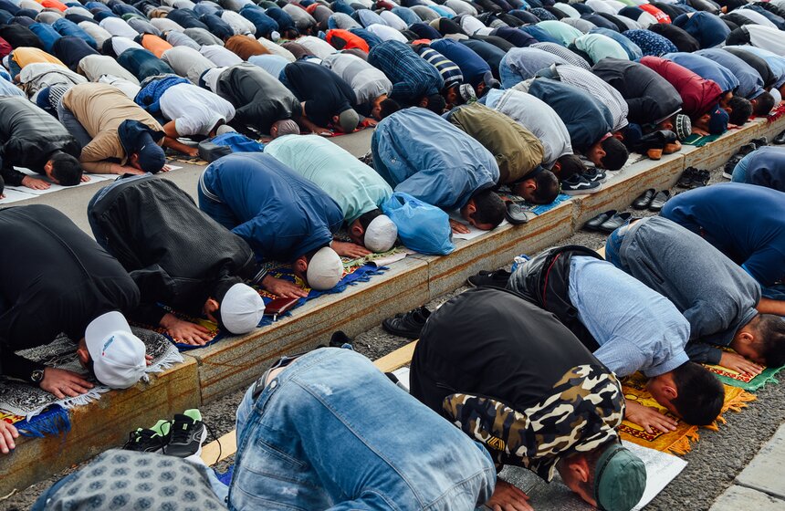 По традиции, мусульмане во время молитвы, надевают специальный головной убор