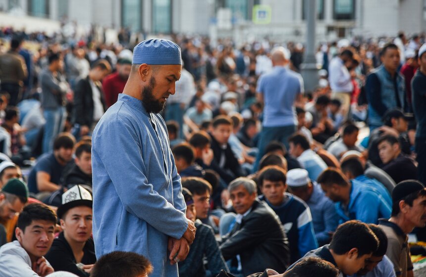 Мусульмане совершают полное омовение, надевают новую одежду и направляются в мечеть к утренней молитве