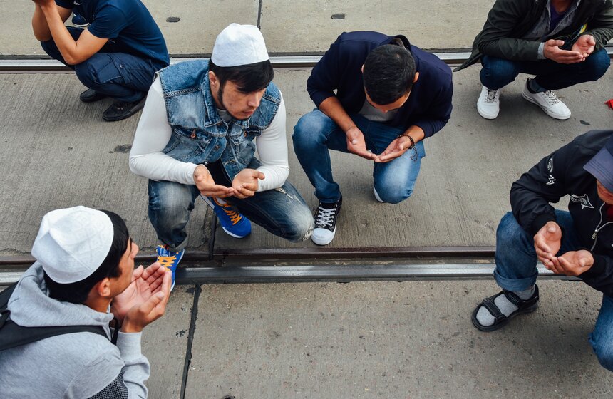 При молитве мусульмане держат ладони перед собой, а потом проводят по лицу