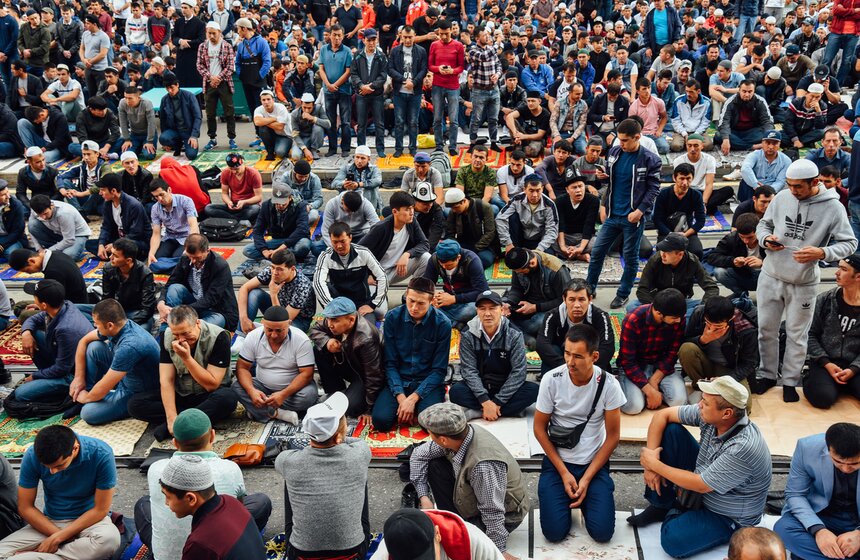 На праздничную молитву и намаз собрались верующие, чтобы вознести хвалу своему Всевышнему