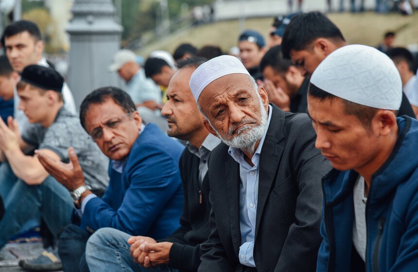 Традиционно на праздничные намазы в мечетях и общинах нашей страны собираются представители самых разных народов России и даже мира, любых возрастов – от мала до велика