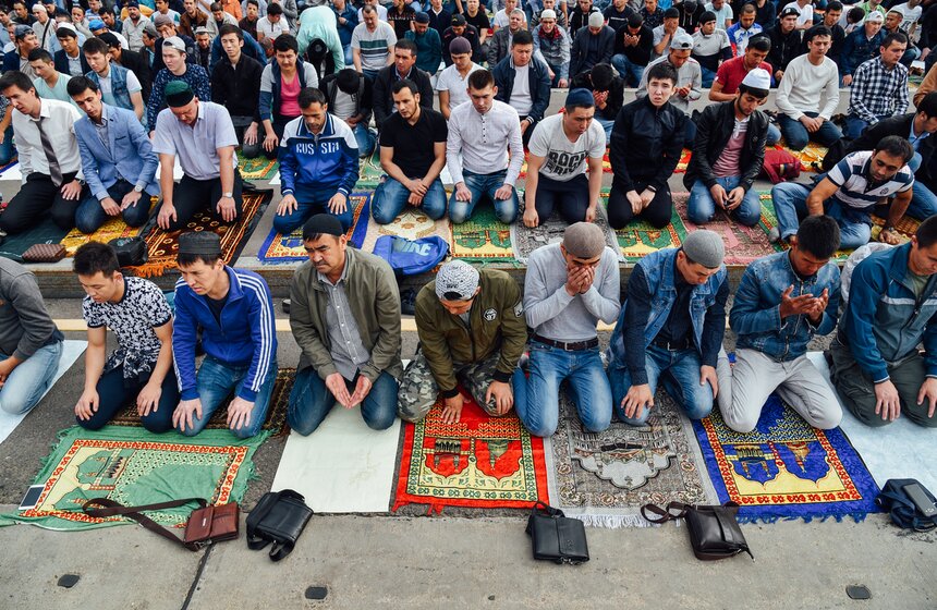 Совершая намаз верующие омывают лицо, руки и ступни, встают на колени на специальный молитвенный коврик и, читая молитвы, делает поклоны в сторону Мекки