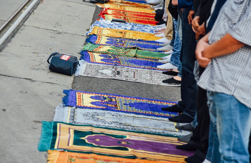 Молитвенные коврики являются для мусульманина практически самостоятельным местом отправления культа и предназначены для защиты молящегося от нечистот