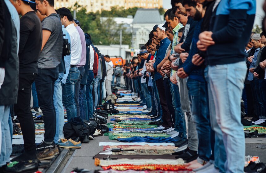 Ни в коем случае нельзя вставать на молитвенный коврик в обуви. Поэтому мужчины в ожидании праздничной молитвы стоят в носках или босиком