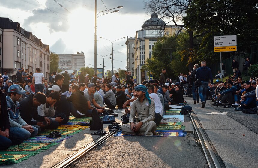 На праздничный намаз Курбан-Байрам собираются сотни людей