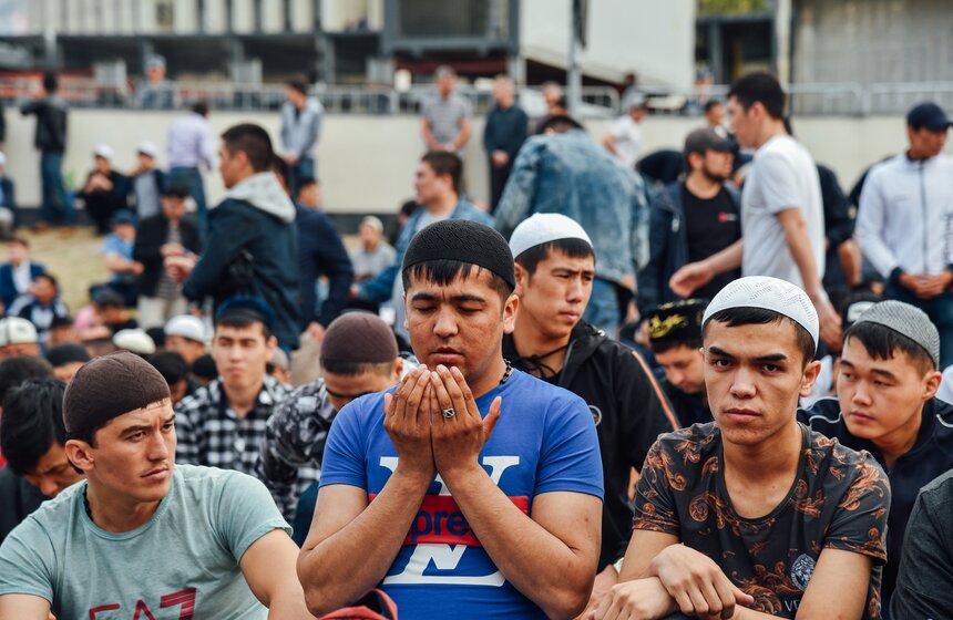 В древних религиях сказано, что соединение ладоней означает объединение солнечной и лунной энергии