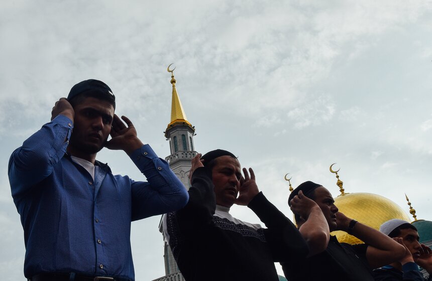 Около мечети не хватало место, поэтому верующие молились даже на обочине дороги