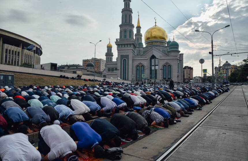 Тысячи людей синхронно преклоняют головы перед Всевышним