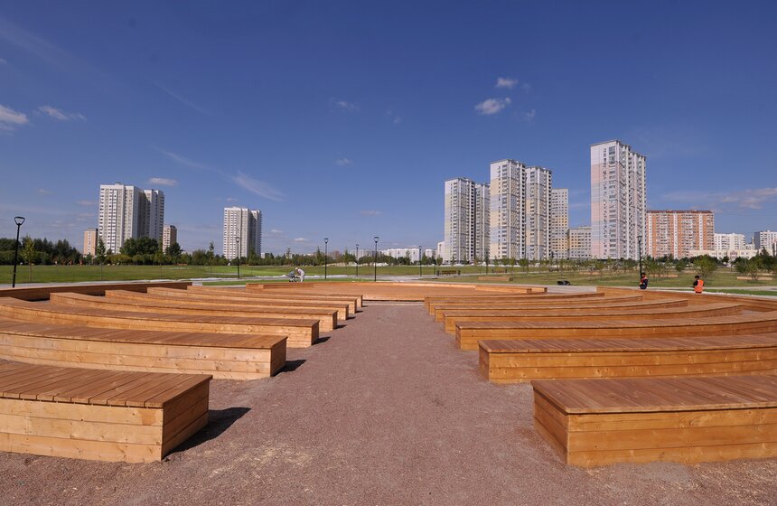 На открытом воздухе посетители смогут посмотреть представления. Всего строители подготовили шесть зон для зрелищ: "зеленый театр", амфитератр, летний театр, две детские сцены и танцплощадка.