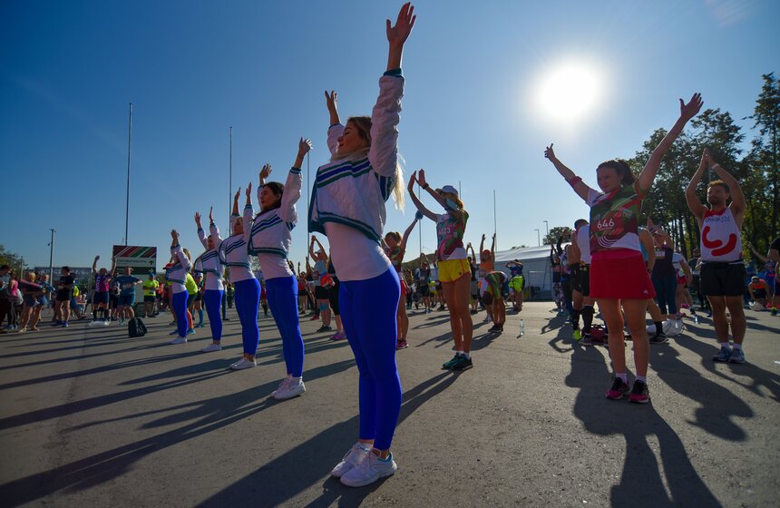 Любому забегу обязательно предшествует разминка. Это необходимо для того, чтобы хорошо разогреть все связки и сухожилия – так и бежать будет легче, и шанс получить травму по неосторожности снизится в разы.