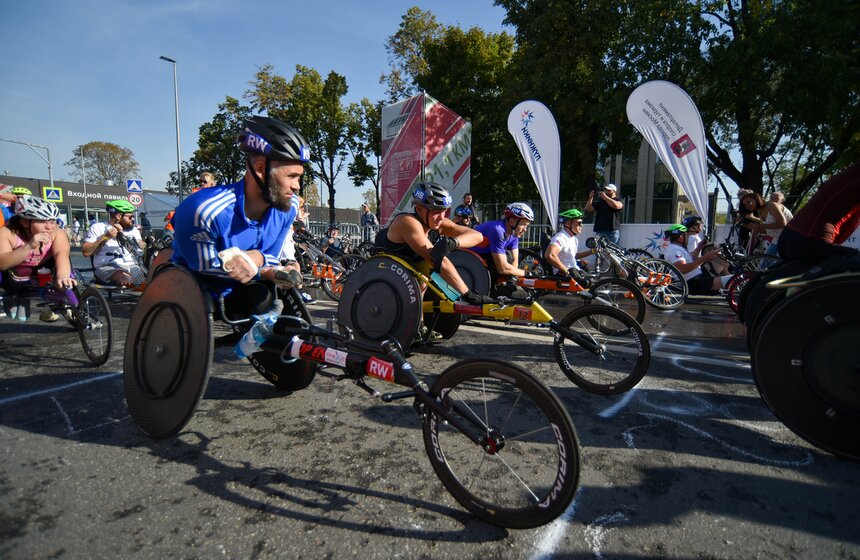 Полумарафон "Лужники" – спортивный праздник для всех! Вместе с бегунами на старт вышли спортсмены-паралимпийцы на хендбайках.