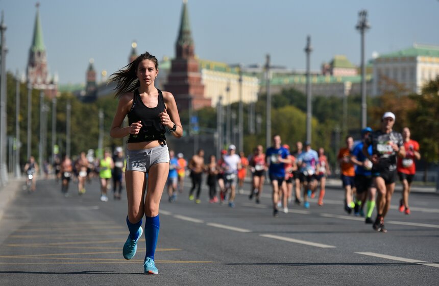 Победителем забега среди женщин стала 28-летняя Елена Седова. Ей потребовался 1 час 18 минут 22 секунды.
