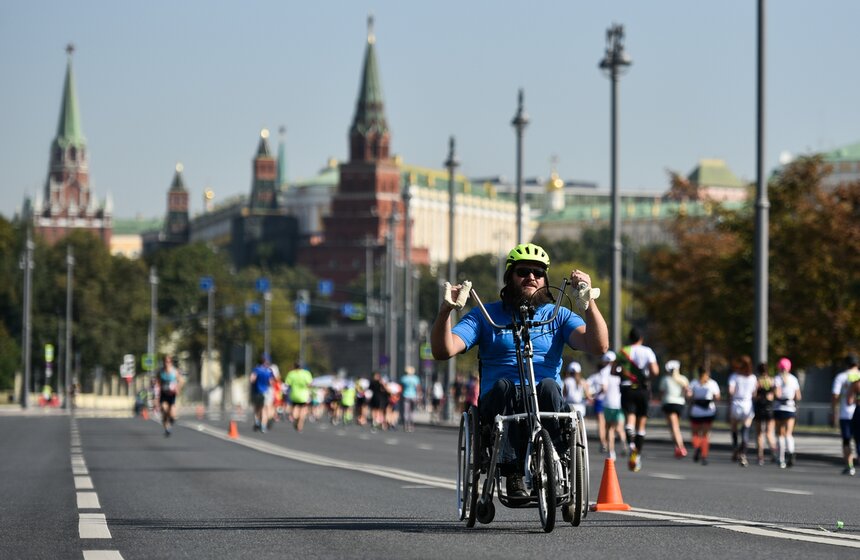 Спортсмен на гоночной коляске чувствует себя уверенно на дистанции: хорошая погода, ровный асфальт и нет транспорта.