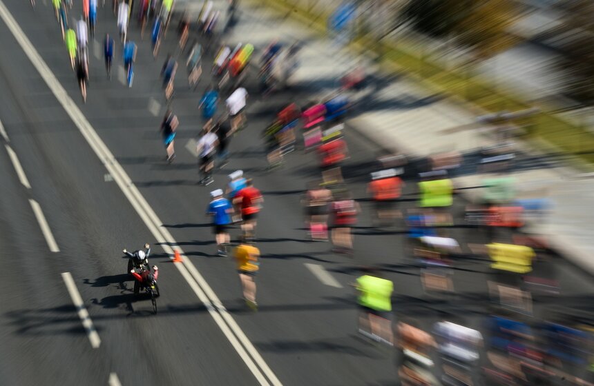 Изменили схему движения и некоторые маршруты городского общественного транспорта – чтобы не заезжать в зону проведения забега и не создавать помех полумарафонцам.
