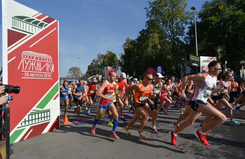 В этом году полумарафон "Лужники" собрал семь тысяч спортсменов – любителей и профессионалов.