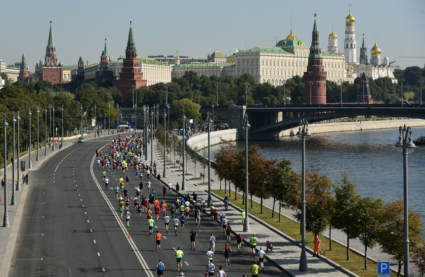 Для бегунов полностью освободили улицу Лужники, Лужнецкую и Фрунзенскую набережные, Крымский мост, Пречистенскую набережную, Ленивку, Большой Москворецкий мост, Москворецкую набережную, улицы Болотная и Балчуг.