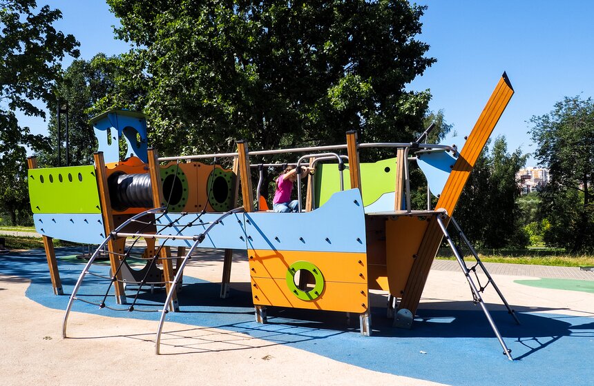 Для самых юных посетителей парка поставили четыре детские площадки со специальным низкотравматичным покрытием и отдельными игровыми зонами.