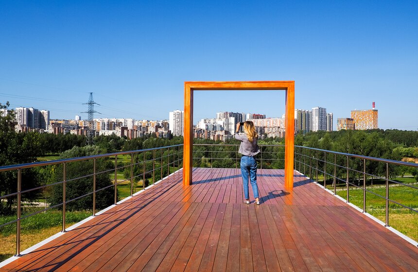 Для тех, кто предпочитает любоваться природой, построили обзорную площадку с потрясающим видом на парк и жилые кварталы.