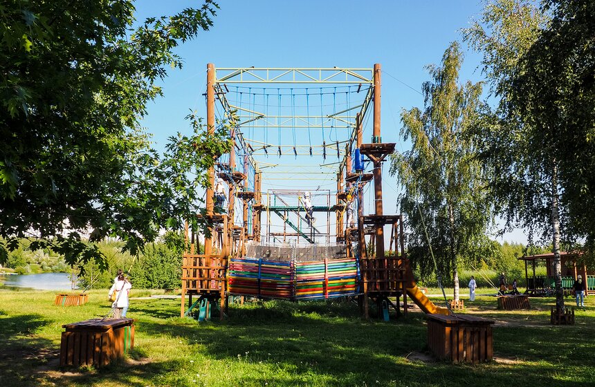 Самые смелые могут проверить координацию движений и пощекотать нервы в веревочном парке.