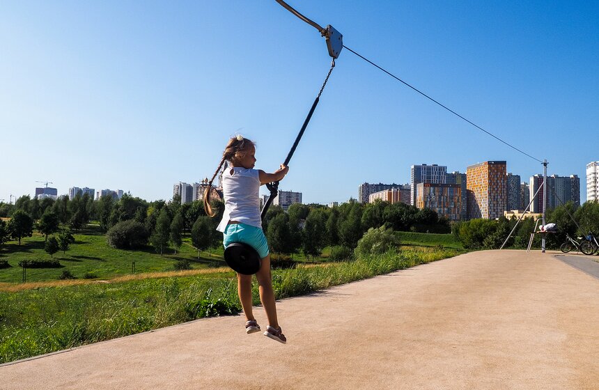 Летом же можно прокатиться на тросовой тарзанке.