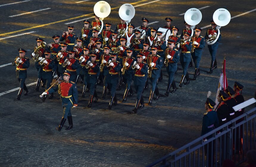 На открытии фестиваля также выступили корпус "Старых гренадеров Женевы" из Швейцарии, оркестр берсальеров из Италии, военный оркестр Шри-Ланки, военный оркестр вооруженных сил Мьянмы, международный кельтский оркестр волынок и барабанов и ирландские танцоры