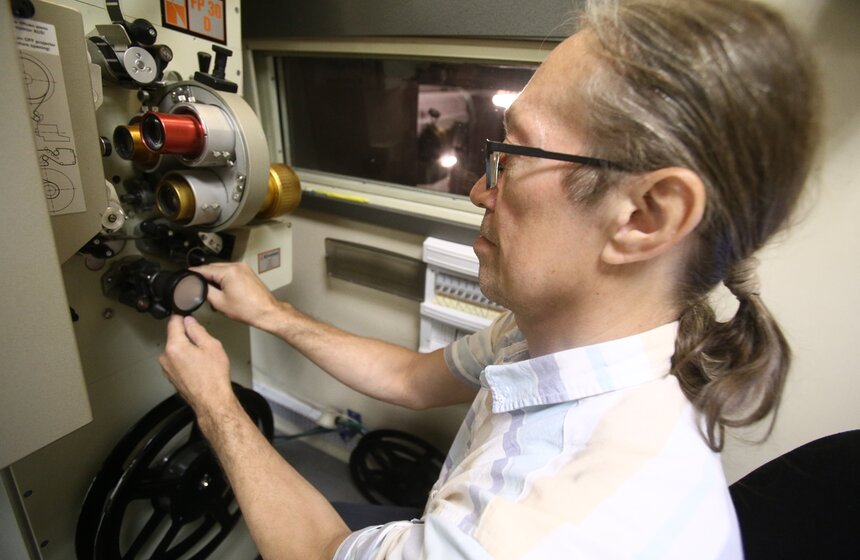 Кинотеатр оснащен современным театральным светом и оборудованием для демонстрации 35 mm-фильмов, видео по технологии 3D, цифровых видеодисков blu-ray, DCP и системой звуковоспроизведения по технологии Dolby Surround EX