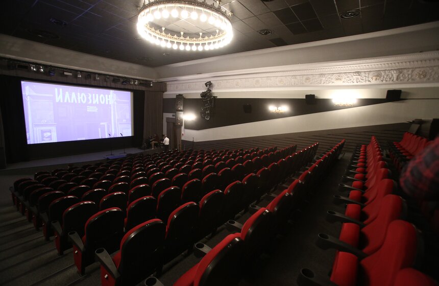 В результате проведенных работ была изменена основная палитра цветов в интерьере кинотеатра