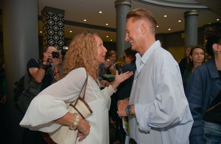 Действие комедии перенесено из XVIII века в шестидесятые годы XX века в Великобританию.