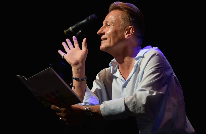 "Связались с Англией, нам дали права на постановку. Пока еще мы не определился с режиссером. Сейчас идет работа по адаптации текста, будет лихо. Это настоящая комедия, а поставить хорошую комедию в театре – самая сложная задача", – отметил Меньшиков.