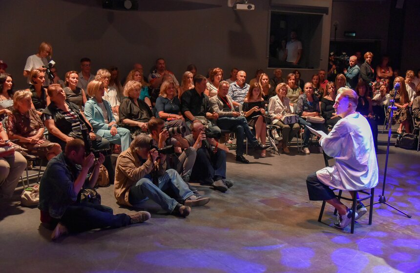 Кроме того, худрук театра представил труппе нового артиста Андрея Мартынова.