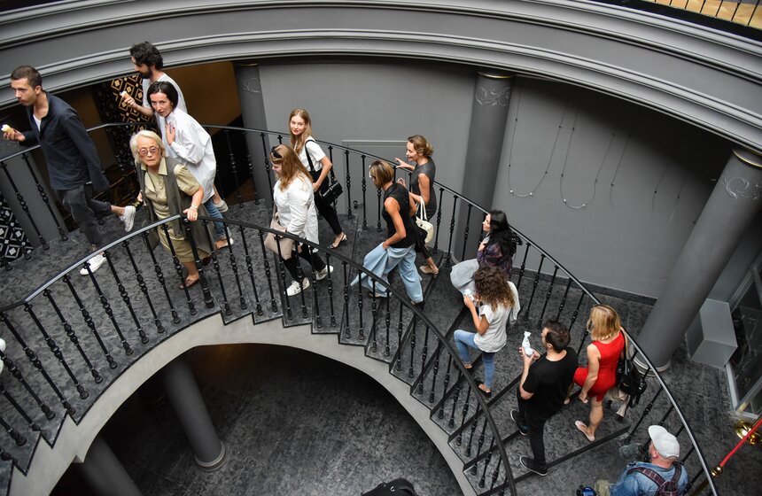 Премьера в Лондоне имела оглушительный успех и сопровождалась вручением всевозможных премий.