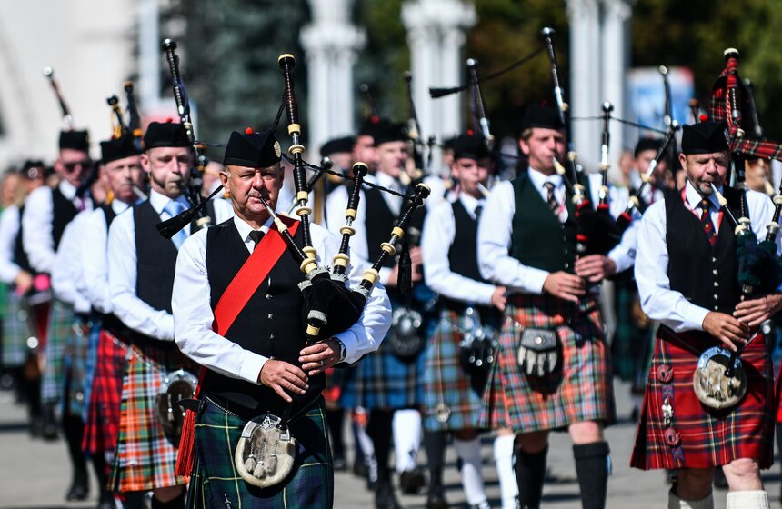 Масштабное шоу на ВДНХ устроили более тысячи музыкантов и танцоров, выступающих на XI Международном военно-музыкальном фестивале "Спасская башня".