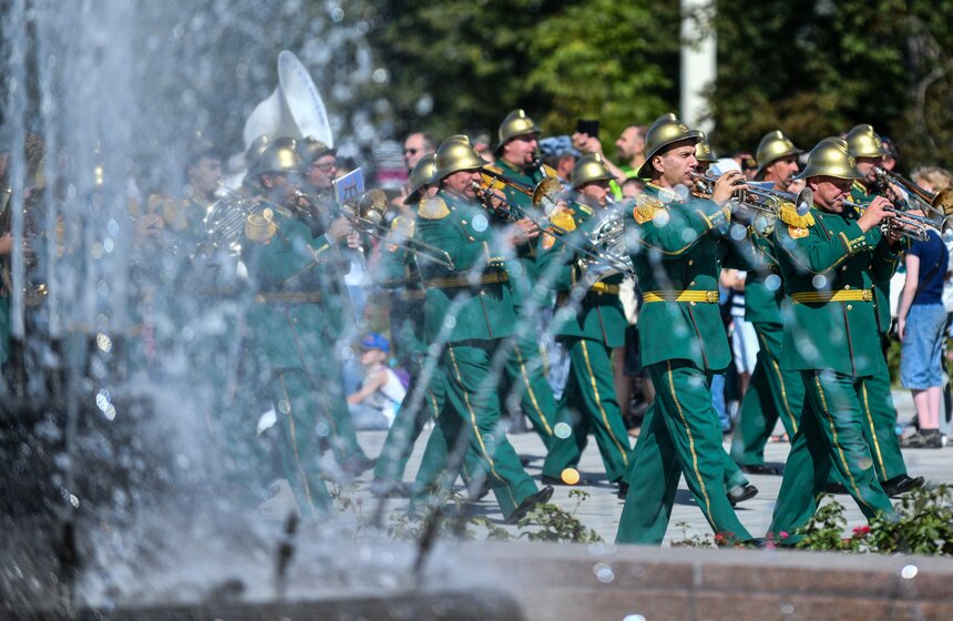 Все желающие смогли сфотографироваться с участниками музыкального шествия.