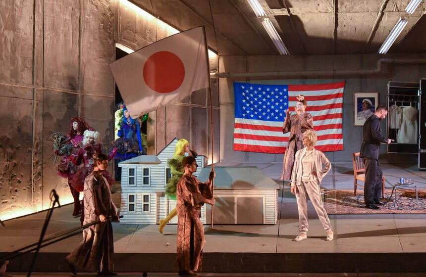 На сцене примиряют два мира: жесткий, энергичный Запад и мягкий, обволакивающий Восток. Такой внешний минимализм близок и художнику спектакля Павлу Каплевичу, и режиссеру Денису Азарову