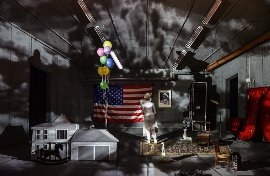 Авторы постановки смешивают эпохи и культуры, усиливая эмоциональный накал в городе, в котором и без того не хватает спокойствия