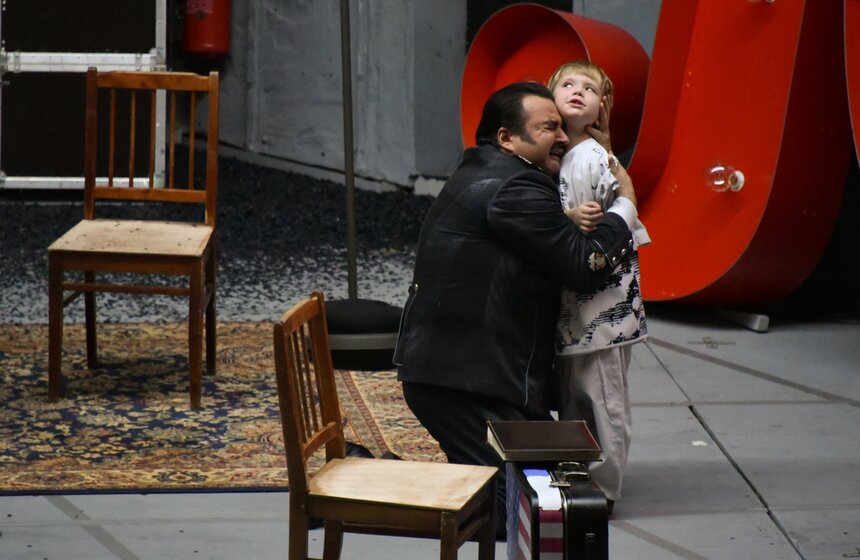 Композиторский замысел великого Джакомо воплотил музыкальный руководитель постановки и дирижер Ян Латам-Кениг и художник-сценограф — Алексей Трегубов