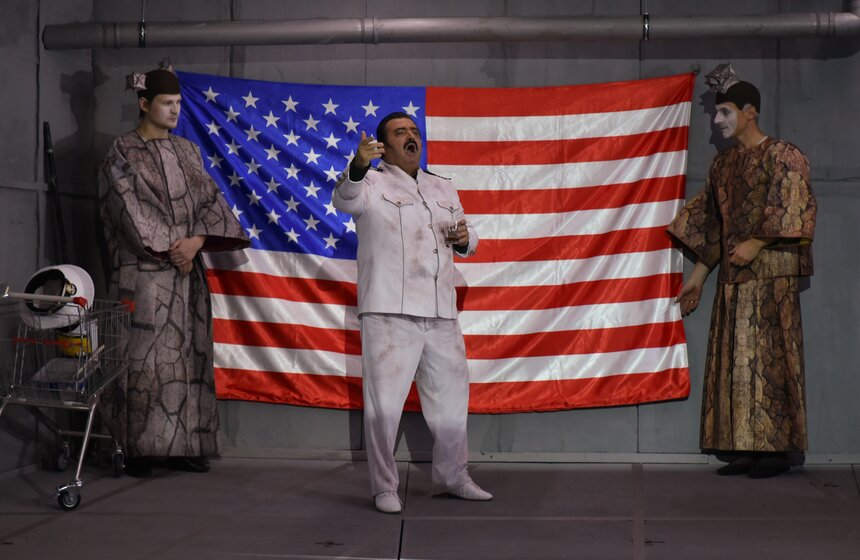 Над спектаклем работала творческая группа в составе: музыкальный руководитель и дирижер Ян Латам-Кениг, дирижер Евгений Самойлов, режиссер Денис Азаров, сценограф Алексей Трегубов и художник по костюмам Павел Каплевич. Исполнители – солисты, хор и оркестр театра "Новая опера"