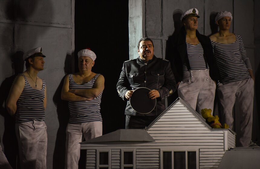 Художник-сценограф Алексей Трегубов видит особенный смысл и в том, что действие происходит в Нагасаки. Место, которое через полвека после описываемых событий стало огромной могилой, он хочет представить как воронку, образовавшуюся из-за неуважения к другим культурам, отрицания